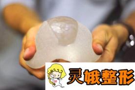 可怕……某女士做假体隆胸，三十年后取出竟然成了这样！