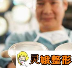 可怕……某女士做假体隆胸，三十年后取出竟然成了这样！