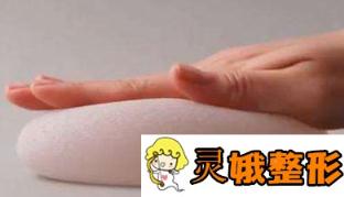 可怕……某女士做假体隆胸，三十年后取出竟然成了这样！