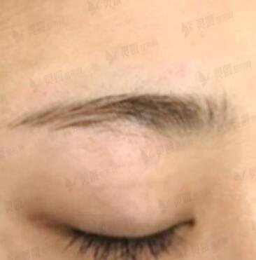 绣眉前